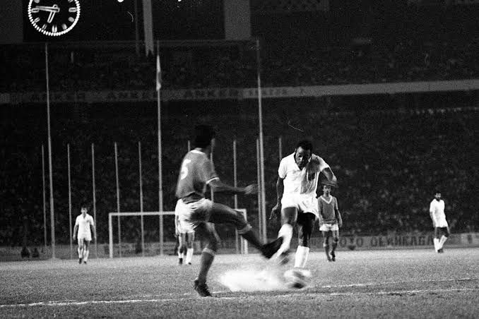 Pele (baju putih, menendang bola) saat berlaga di Senayan, Jakarta. (Foto : Kompas) 