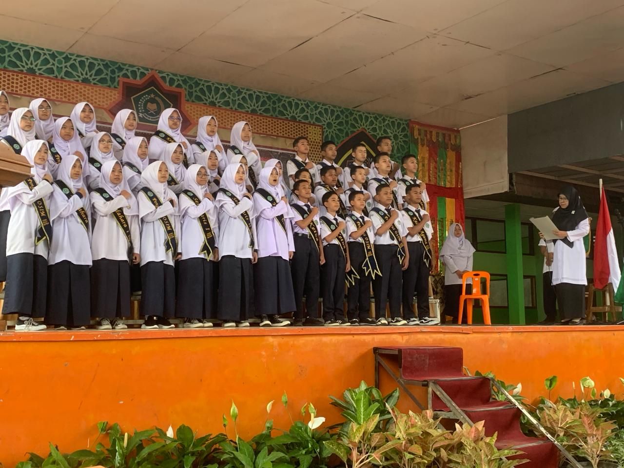 Birinchi marta minaj qilayotgan qizning porno videosi