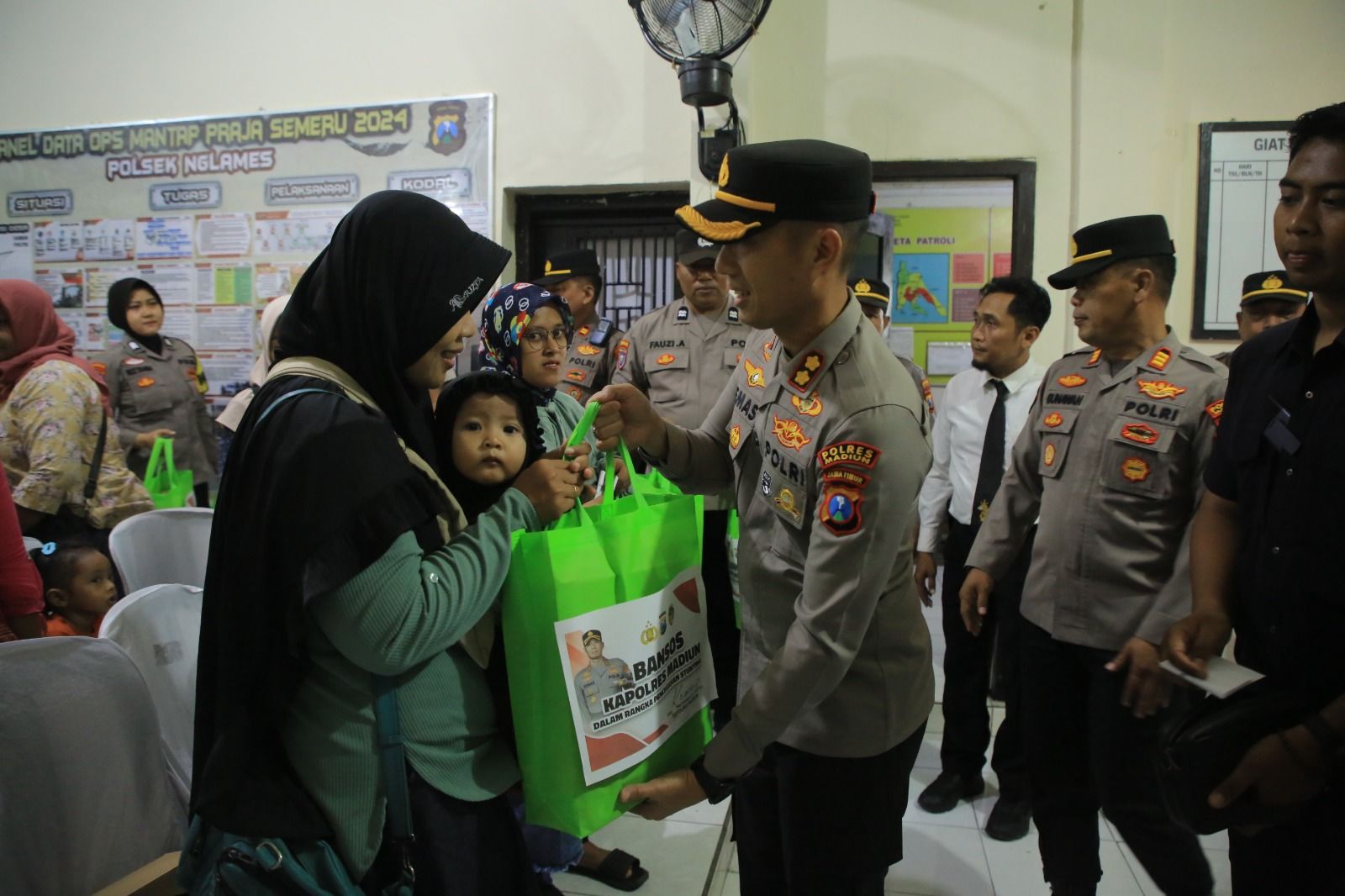 Kapolres Madiun Bagikan Sembako untuk Cegah Stunting