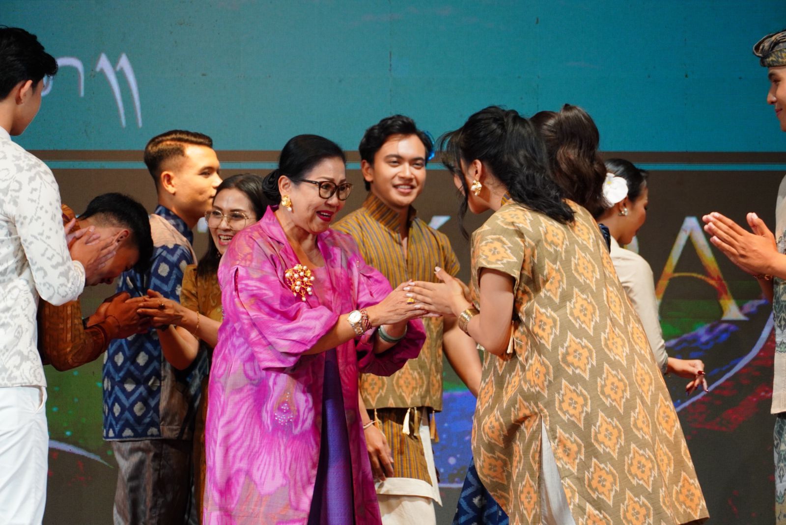 Nikaning kokraklari oq rangda Nikaning kokraklari oq rangda