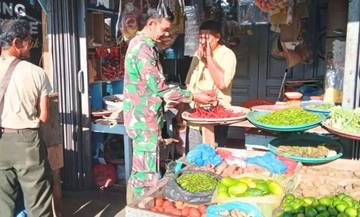 Babinsa Subulussalam Awasi Stabilitas Harga Kebutuhan Pokok