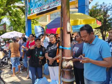 Ribuan Masyarakat Kota Ambon Antri Sembako Presiden 