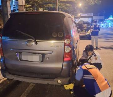 Badan Jalan Dijadikan Garasi, Dishub Gembok Sejumlah Mobil