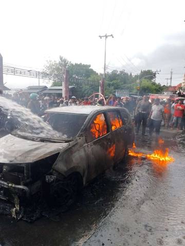 Gerak Cepat Damkar Kota Ambon Atasi Mobil Terbakar