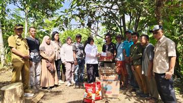 Wabup Touna Serahkan Sembako Keluarga Ibu Pirna