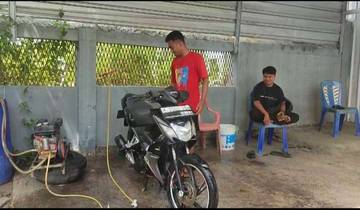 Kemandirian Pemuda Alor Buka Usaha Cuci Motor