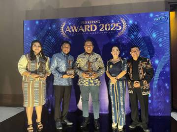 Bupati TTU Terima Pos Kupang Award Berkat Pelayanan Publik