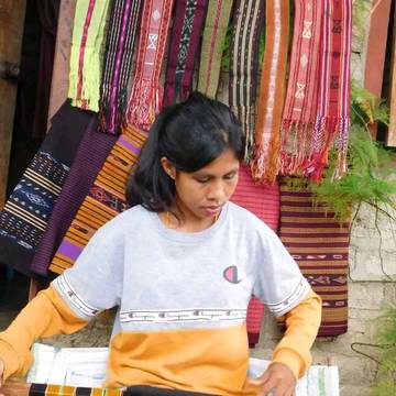 Motif Tenun Khas NTT Ciptakan Kreasi dan Kebangaan