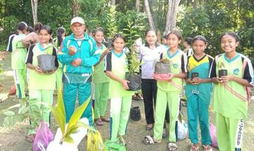 Lestarikan Lingkungan Siswa SMP Miotim Tanam Pohon Produktif 