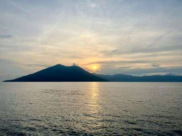 Pesona Senja di Pesisir Alor Kecil