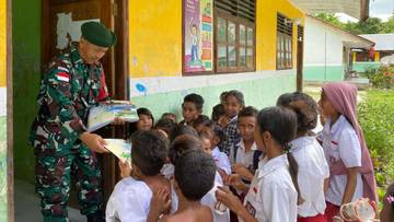 Satgas Yonarmed Membantu Tenaga Pengajar Di SDK Dafala 