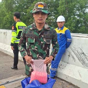 Dua Prajurit Korem 043/Gatam Amankan Ribuan Butir Ekstasi 