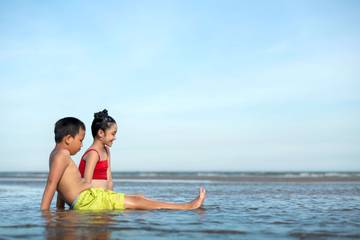 Tips Penting Agar Liburan di Pantai Tetap Aman