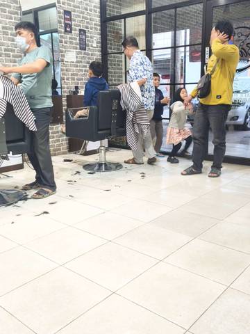 Usai Libur Sekolah, Tukang Cukur Panen Rezeki