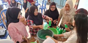 Mahasiswa KKN Unila Ajarkan Warga Produksi Sabun Mandiri