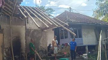 Hujan, Rumah Warga di Sukaraja Tasikmalaya Roboh