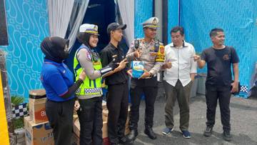 Ketika Awak Media Garut Bagikan Mamin Kepada Polisi