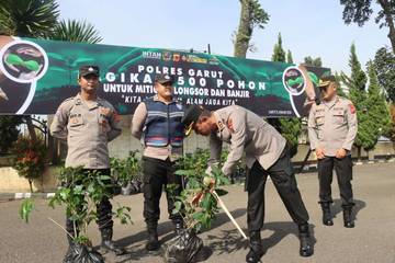 Polres Garut Tanam Ratusan Pohon Bibit Kopi 