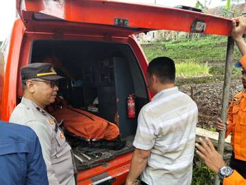 Polisi Evakuasi Sesosok Mayat Mengambang Disungai