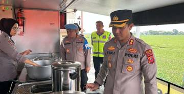 Polda Jabar Operasikan Dapur Lapangan Banjir Karawang