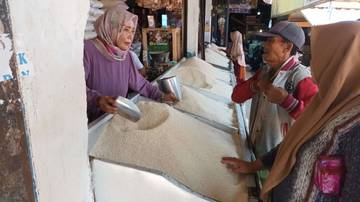 Menjelang Ramadan, Harga Beras di Pasar Cikurubuk Stabil