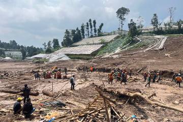 Pilu di Pasirlangu, Asa Adria Menunggu Pencarian 10 Keluarganya