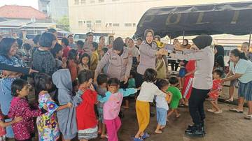 Polwan Cantik Trauma Healing Anak Korban Banjir Subang