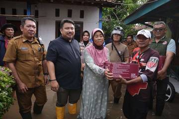Bupati Reynaldi, Minta Penanganan Korban Banjir Secara Maksimal 