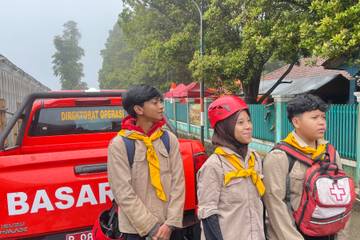 Enam Siswa SMANSA Bandung Bantu Pencarian Korban Longsor