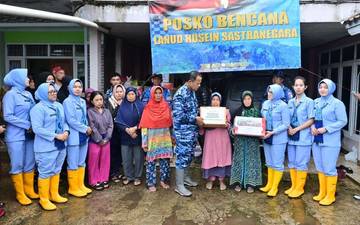 Lanud Husein Sastranegara Salurkan Bantuan Korban Longsor Pasirlangu