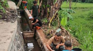 Warga Nagarasari Tasikmalaya Sulap Selokan Jadi Kolam Lele