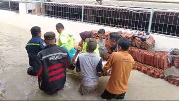 Kapolsek Pamanukan Bantu Evakuasi Lansia Sakit Terjebak Banjir 