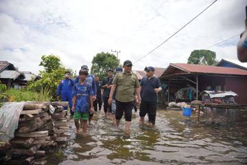 Bupati HST Salurkan Bantuan, Banjir Lumpuhkan Aktivitas Warga