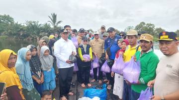 Desa Antasan Segera Masih Terendam, Pemkab Salurkan Bantuan