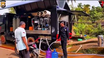 Polda Bengkulu Distribusikan Air Bersih di Sumatra Barat