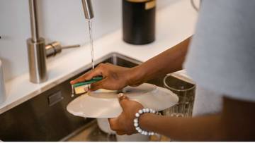 Cuci Piring Saat Petir? Stop Dulu 