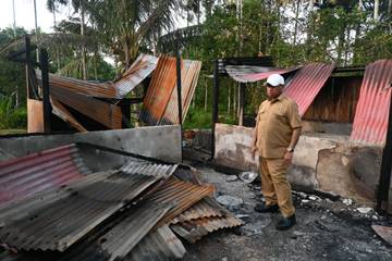 Bupati Biak Datangi Korban Kebakaran di Pantai Utara 
