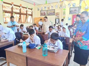 Resmi Launching,SPPG Dapur Kita Salurkan MBG di SMPN-3 Biak 