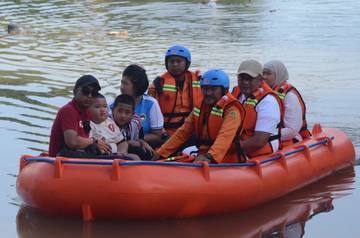 Bupati Bogor Susur Situ dan Tanam Pohon 
