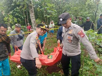 Polisi Evakuasi Jasad Tergantung di Rumpin Bogor