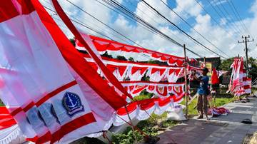 Pedagang Bendera Asal Cimahi Raup Untung di Bone