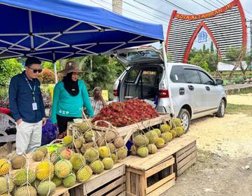 Tugu JK Dipadati Pedagang Durian Musiman