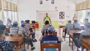 Polres Sinjai Edukasi Pelajar SMK 2 Tertib Lalin