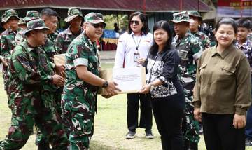 Pembagian Sembako Kepada Warga Warnai Penutupan TMMD di Mentawai