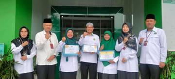 Kemenag Serahkan Piagam Penghargaan dan Dharma Bakti