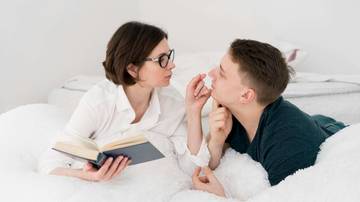 Ini 5 Manfaat Pillow Talk Bersama Pasangan