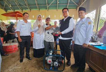 Wabup Serahkan Simbolis Bantuan Alsintan untuk 38 Keltan 