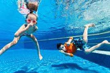 7 Tips Menjaga Keamanan Anak Saat Berenang
