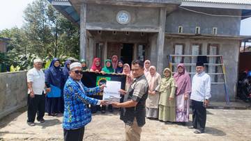 BKMT Bukittinggi Serahkan Dana Hunian Tetap Korban Musibah