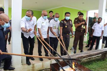 Kejari SBT Kembali Musnahkan Barang Bukti Tindak Pidana